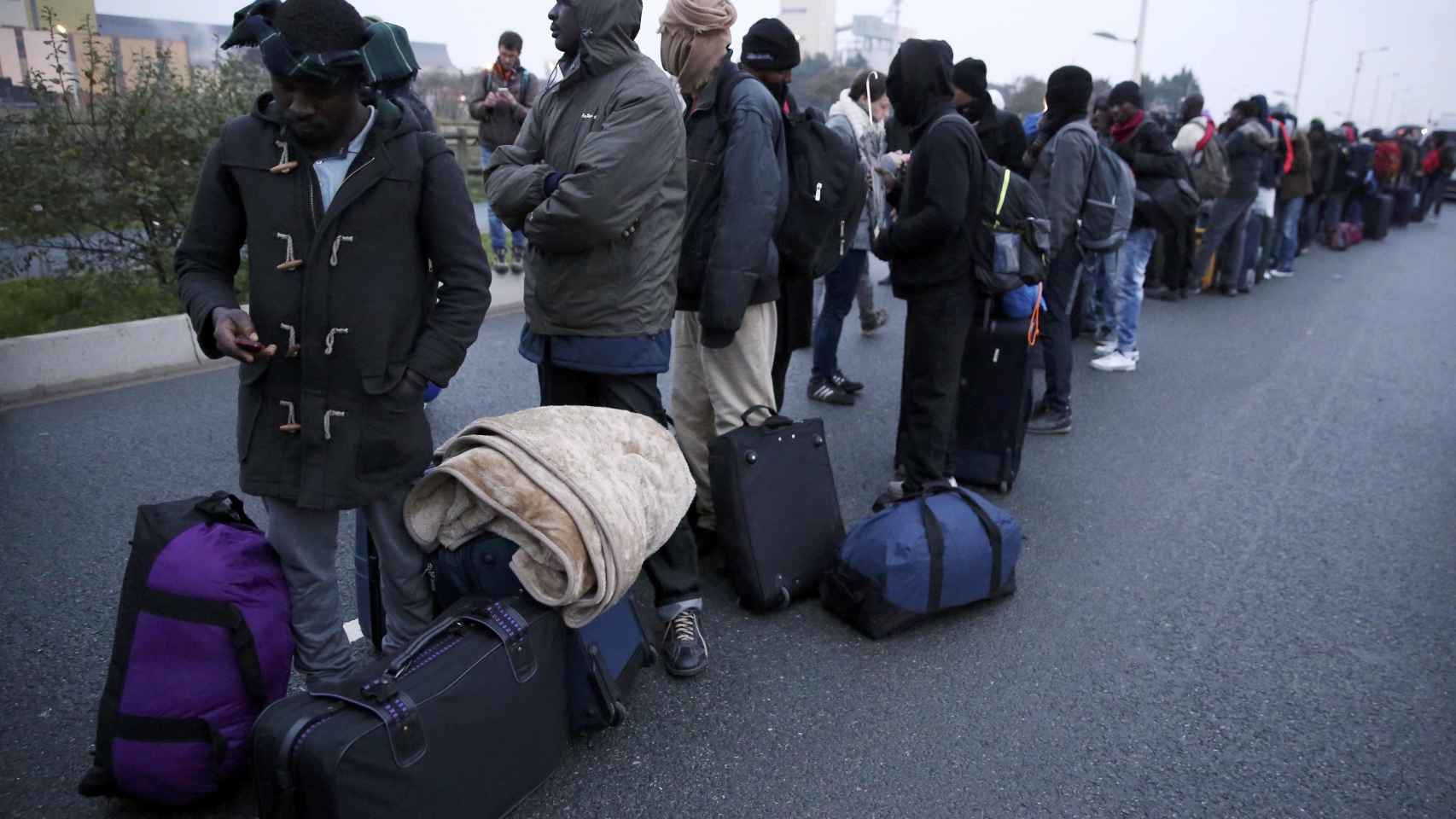 Inmigrantes esperando en 'La Jungla' para ser desalojados.