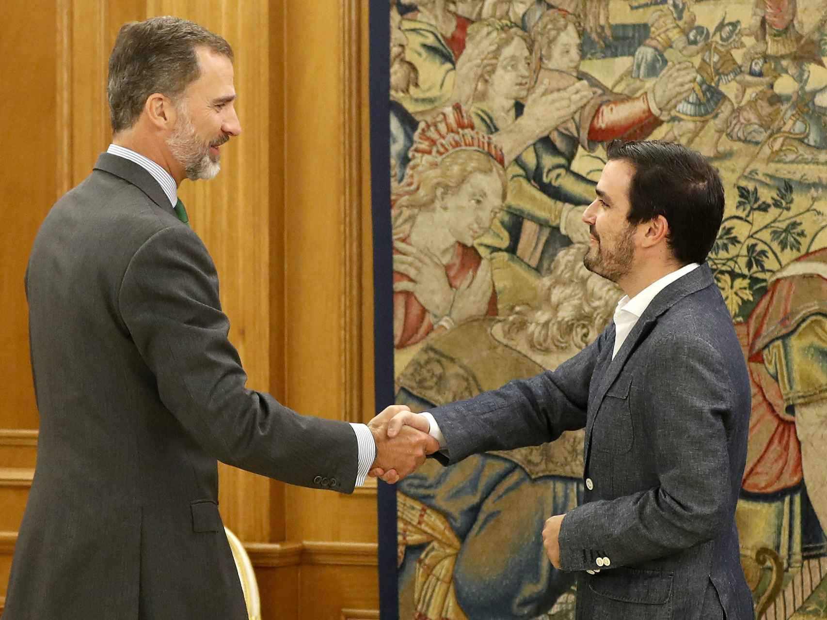 Alberto Garzón saluda al rey Felipe durante su encuentro.