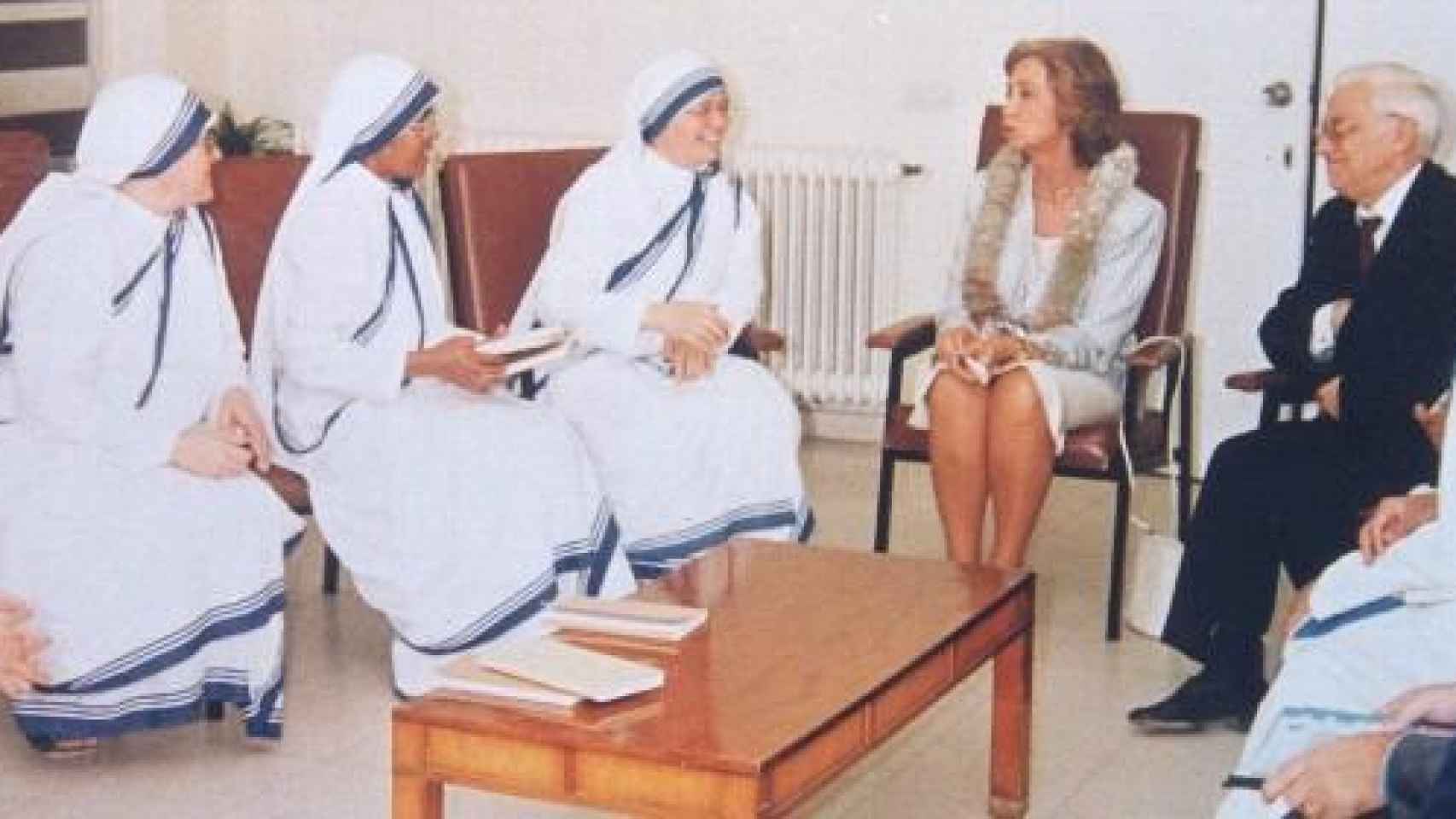 El Padre Ángel junto a la Reina Doña Sofía y un grupo de monjas de la congregación de la Madre Teresa, Hermanas de la Caridad.