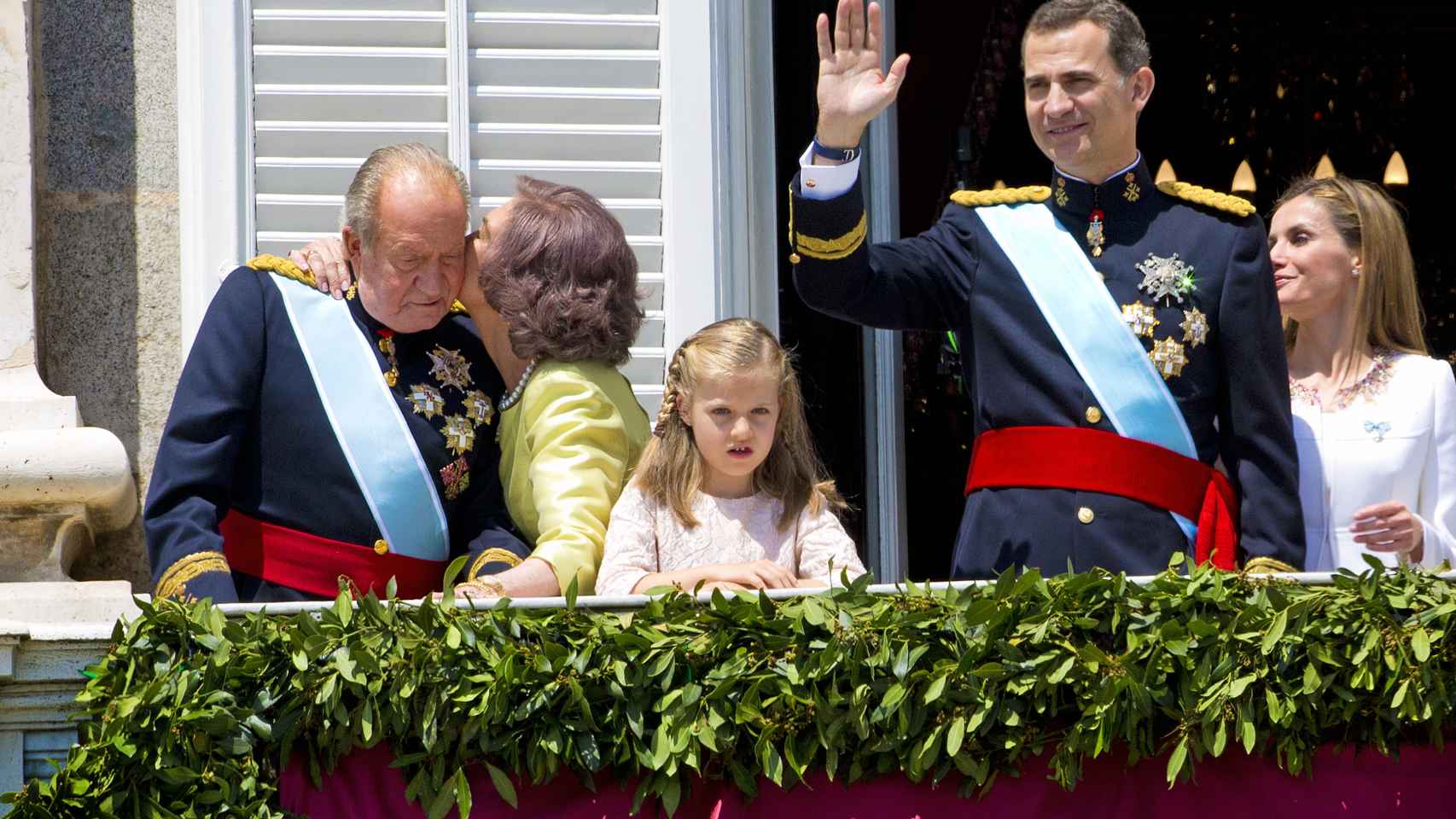 Doña Sofía besando a don Juan Carlos el día de la proclamación de su hijo como rey.