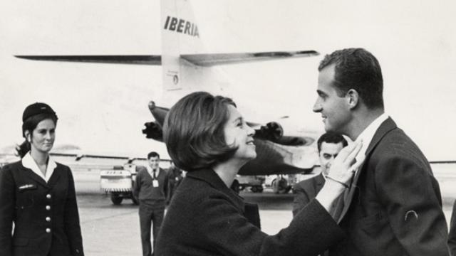 Don Juan Carlos y doña Sofía se miran cómplices en una fotografía de 1975.