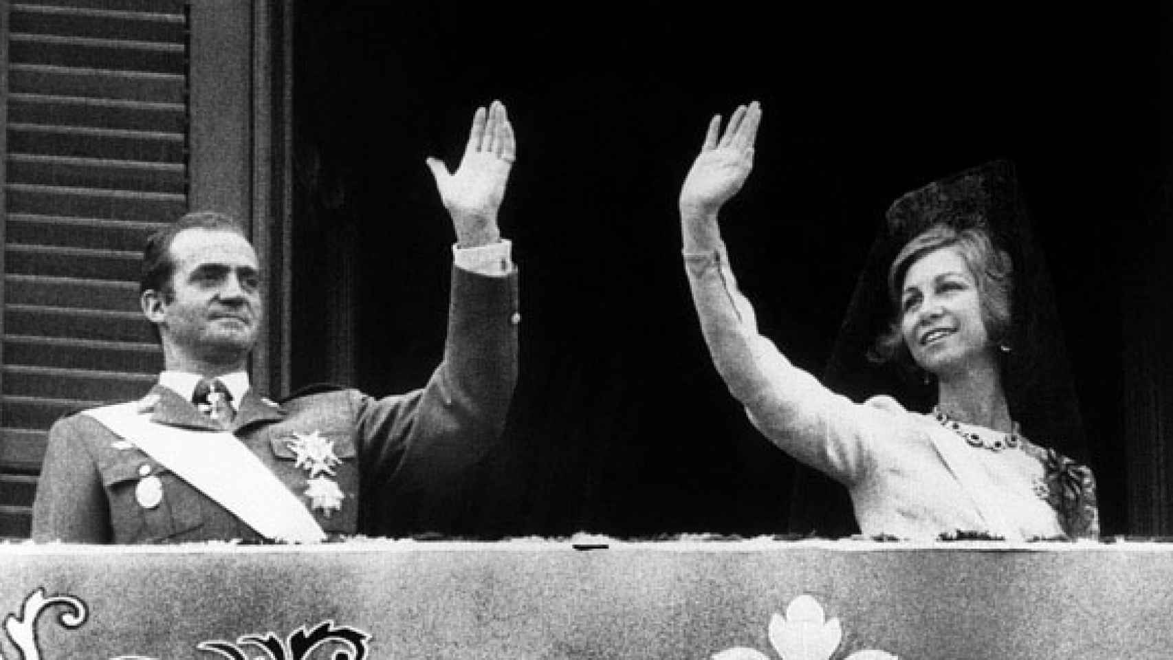 Juan Carlos y Sofía saludando en el balcón el primer día de su reinado en 1975.