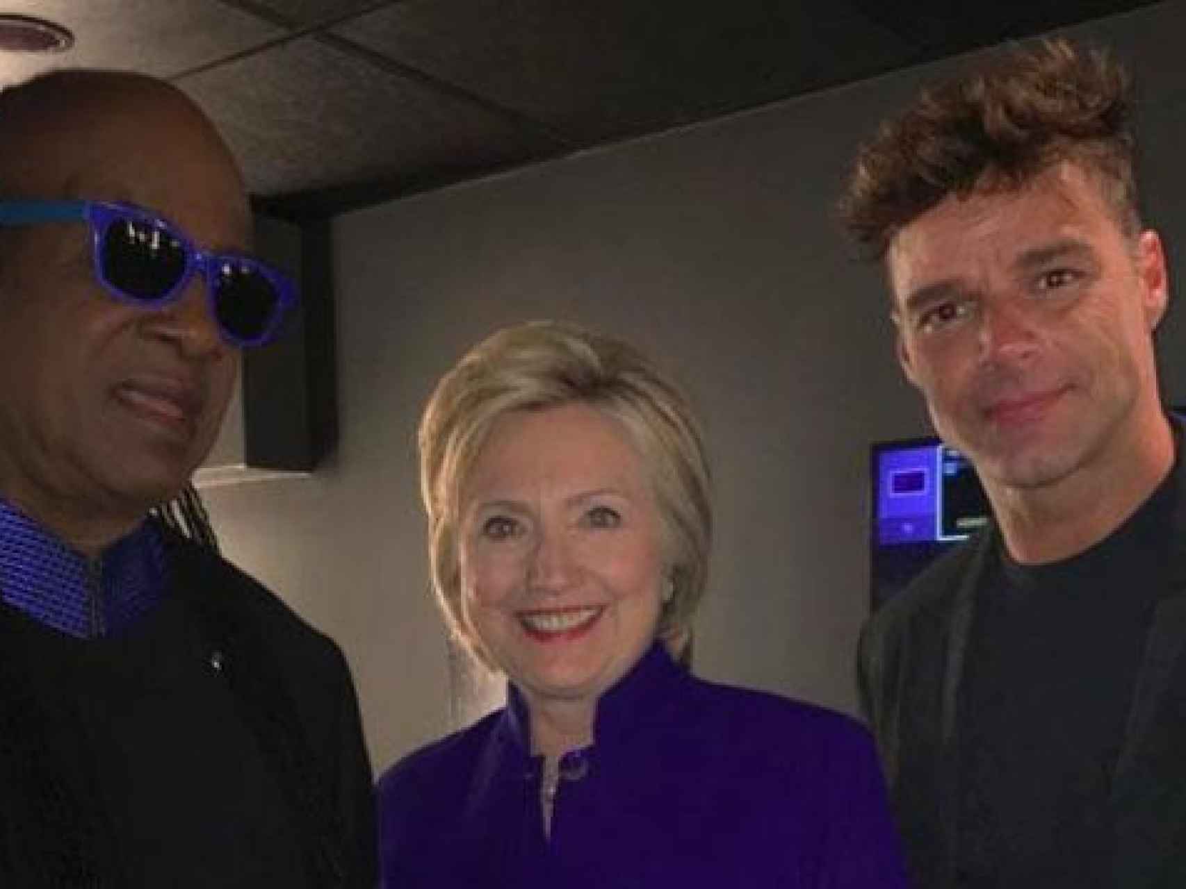 Stevie Wonder junto a Hillary Clinton y Ricky Martin.