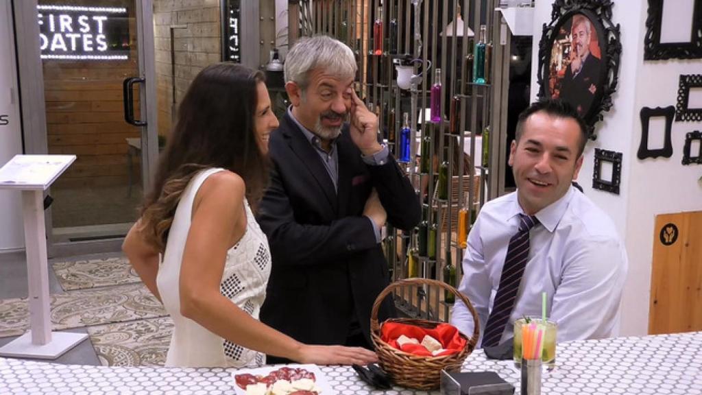 Nuria Fergó llega a 'First Dates'... y no la reconocen