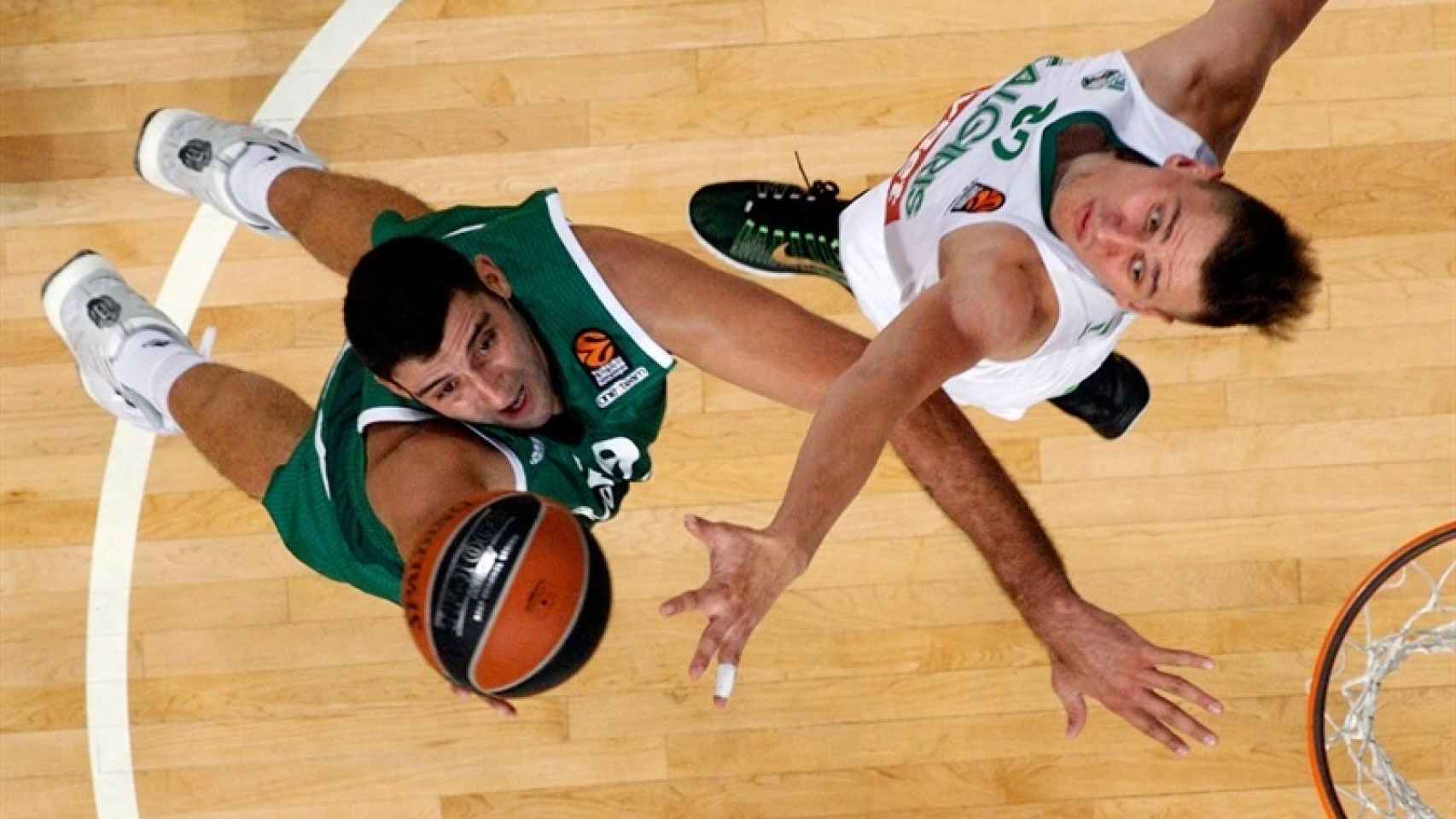 Ioannis Bourousis intenta coger el balón ante el Zalgiris.
