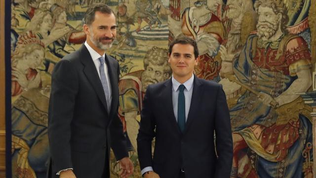 El rey Felipe VI recibe al líder de C's, Alber Rivera.