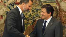 El rey Felipe VI saluda al presidente de la gestora del PSOE, Javier Fernández.