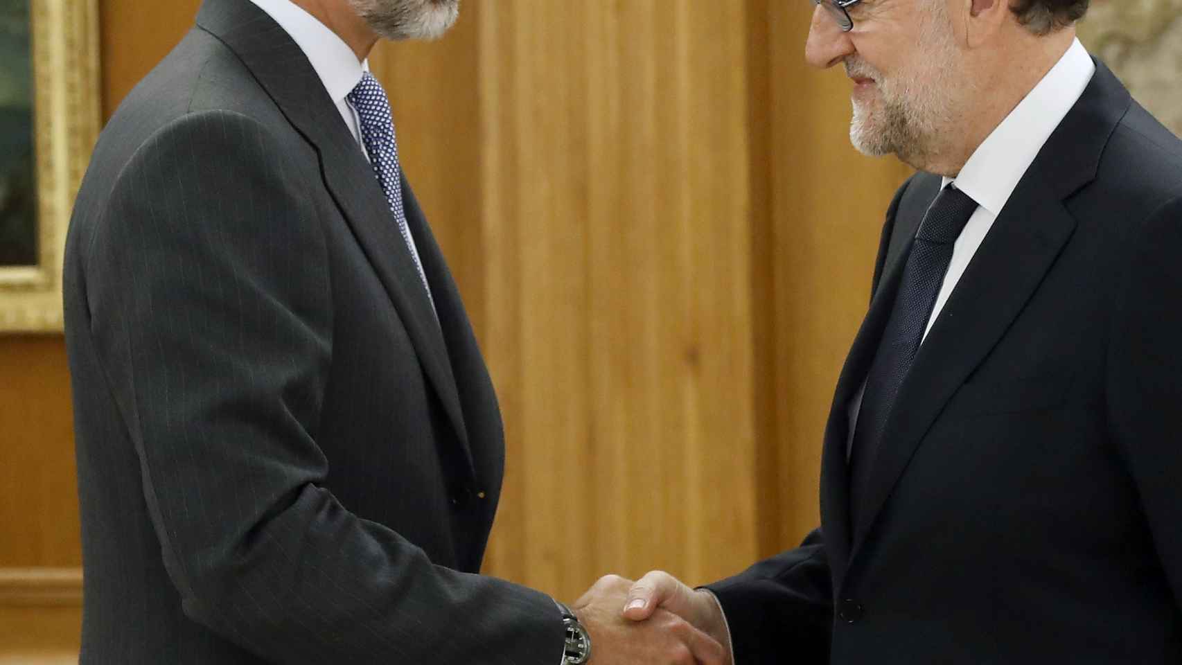 El rey Felipe VI saluda al candidato a la presidencia del Gobierno, Mariano Rajoy.