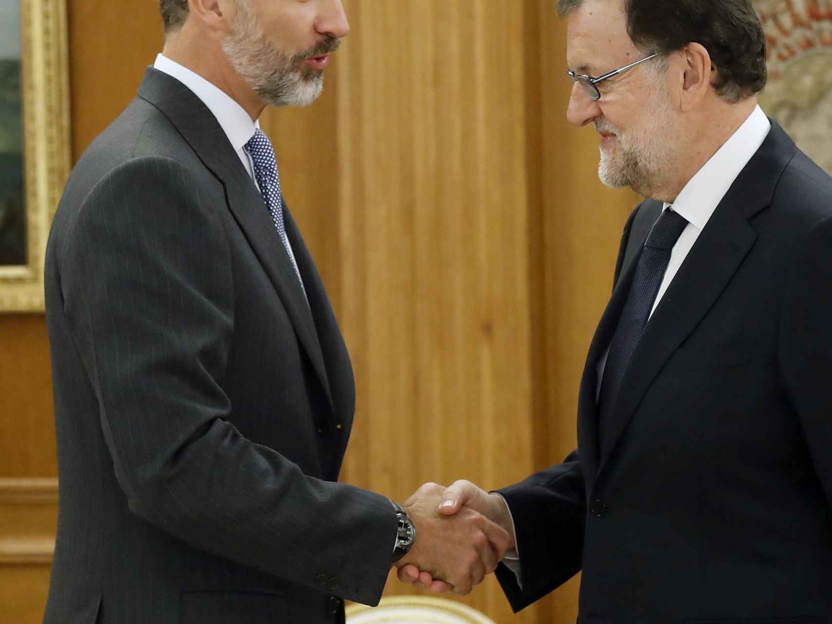 El rey Felipe VI saluda al candidato a la presidencia del Gobierno, Mariano Rajoy.