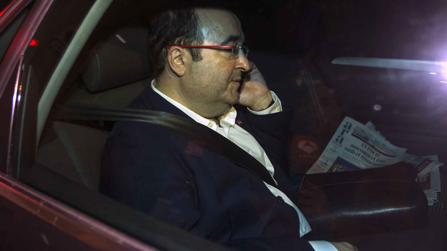Miquel Iceta abandona en coche la sede del partido tras ratificar por unanimidad el no a Rajoy.