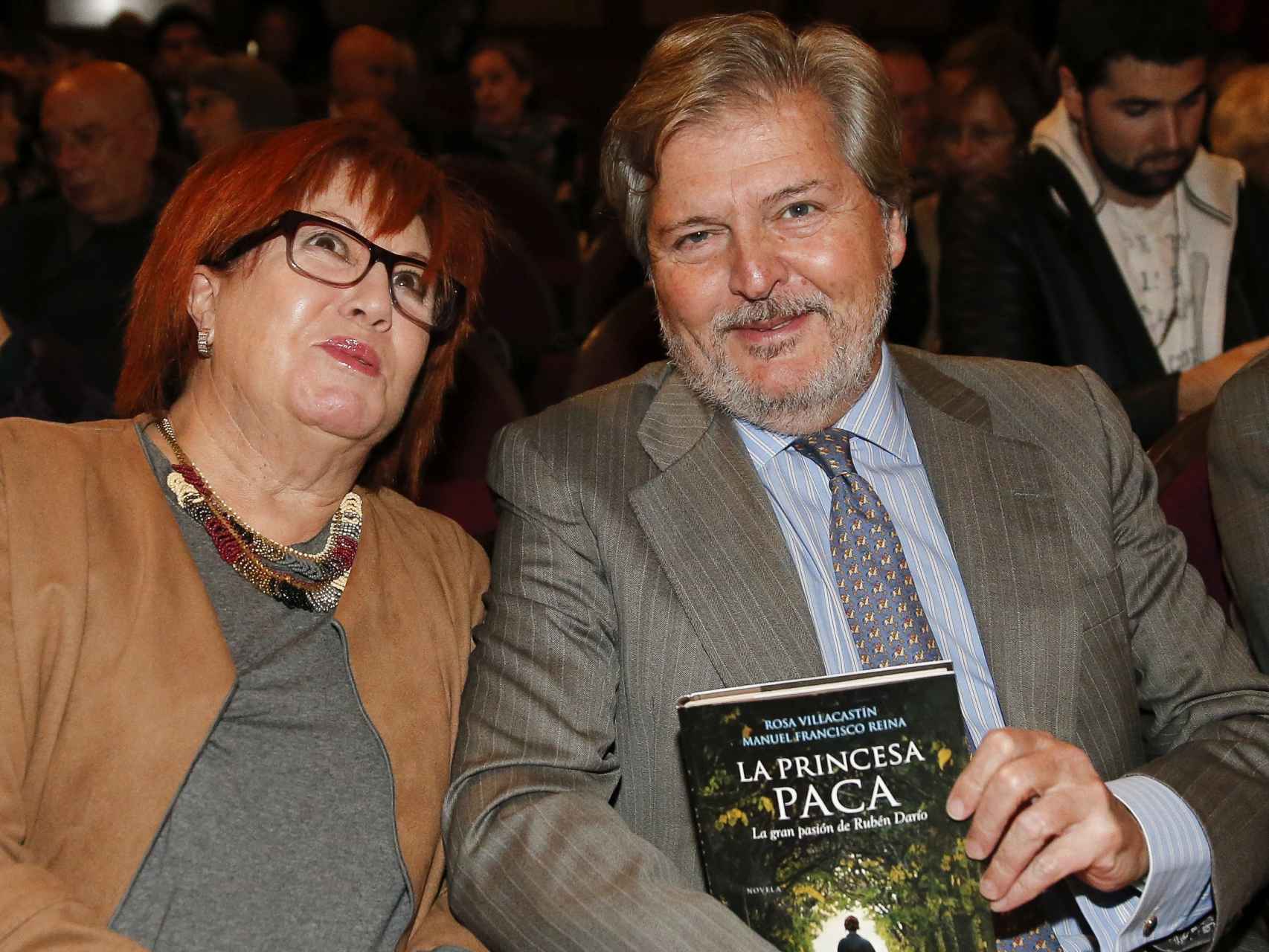 Rosa Villacastín con el ministro de Cultura, Méndez de Vigo que sostiene un ejemplar de la novela de esta