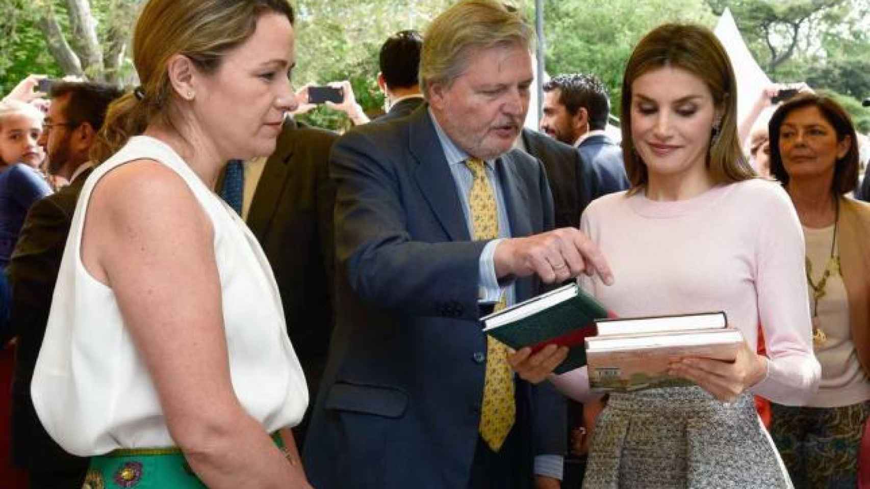 El ministro de Cultura le recomendó varios libros a la Reina en la pasada Feria del Libro