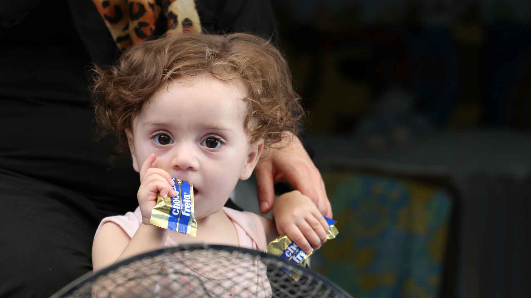 La pequeña Qamar vive en el campo de refugiados de Ritsona (Grecia).