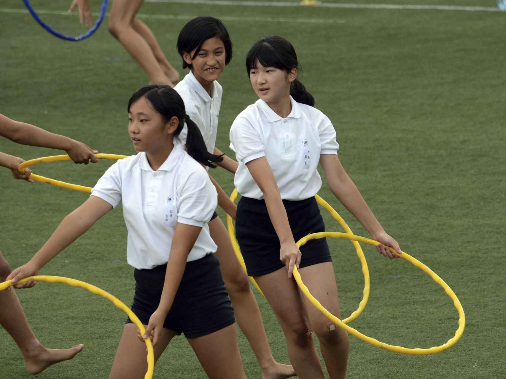 Aiko, con sus compañeras de colegio durante una de sus clases al aire libre.