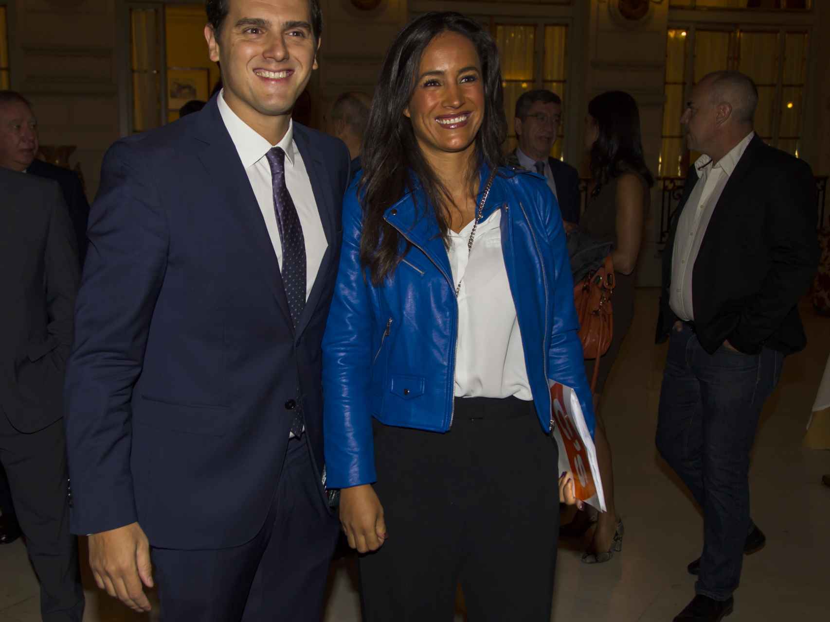 Begoña Villacís, con chaqueta azul eléctrico, junto a Albert Rivera