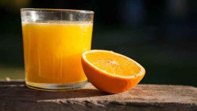 Un zumo de naranja natural recién exprimido.