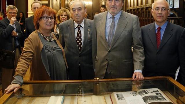 Rosa Villacastín (izqda), Daniel Pacheco (miembro de la Junta del Ateneo), el ministro de Cultura en funciones, Íñigo Méndez de Vigo y el presidente del Ateneo, César Navarro durante el homenaje a Rubén Darío