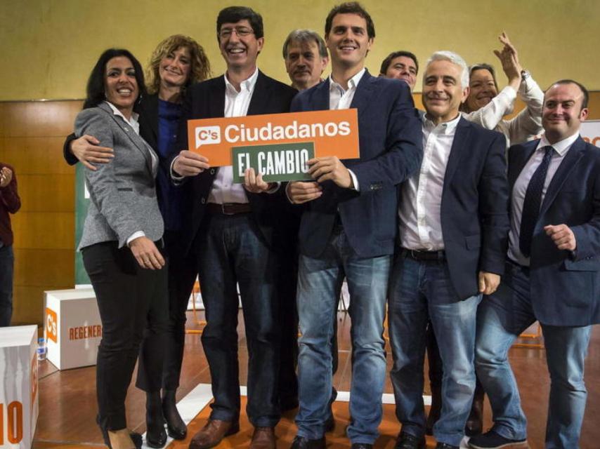 Albert Rivera junto a otros líderes de su partido todos vestidos con americana azul y jeans