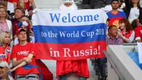 Un aficionado ruso porta una bandera  de bienvenida al Mundial 2018.