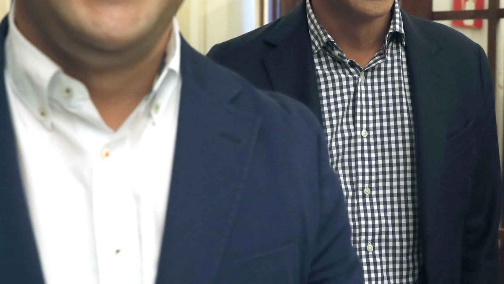 Pedro Sánchez, junto a César Luena en los pasillos del Congreso.