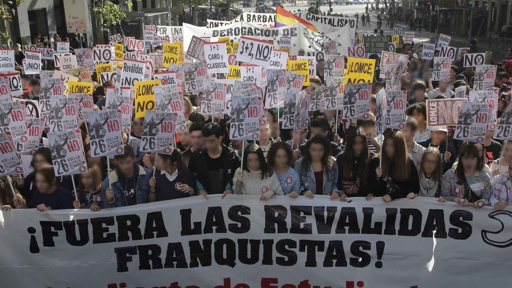 Imagen de la protesta de estudiantes con el cartel en contra de las reválidas franquistas.
