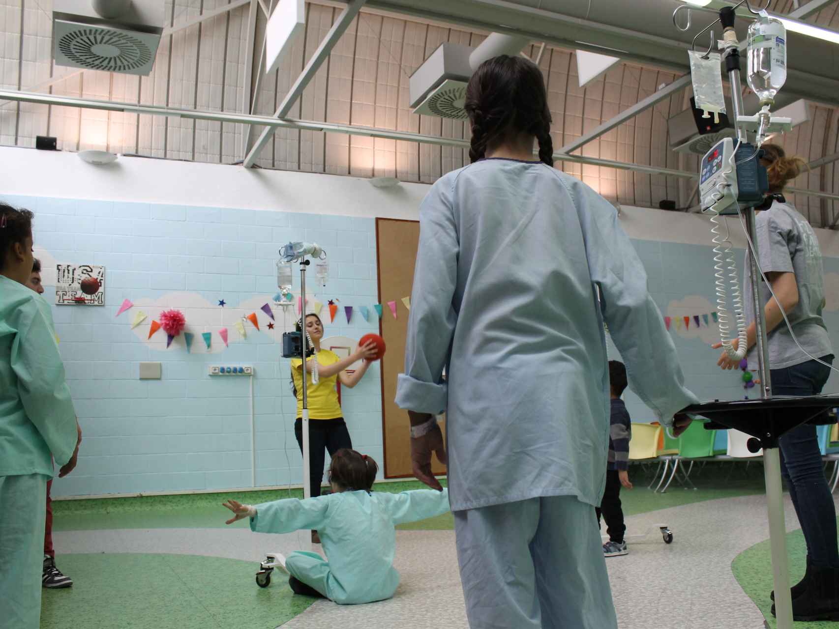 Atención a niños enfermos en el hospital de San Rafael (Madrid).