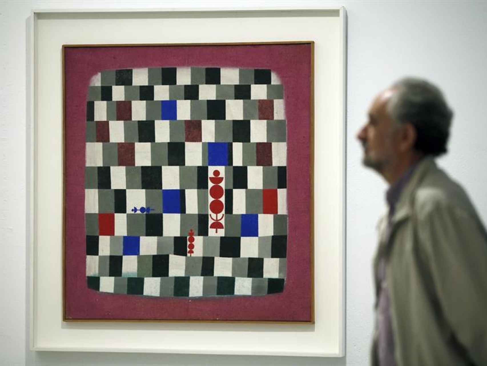 Un visitante frente al ajedrez-cuadro de Paul Klee.