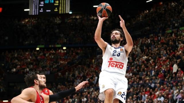 Sergio Llull intenta anotar contra el Olimpia Milán.