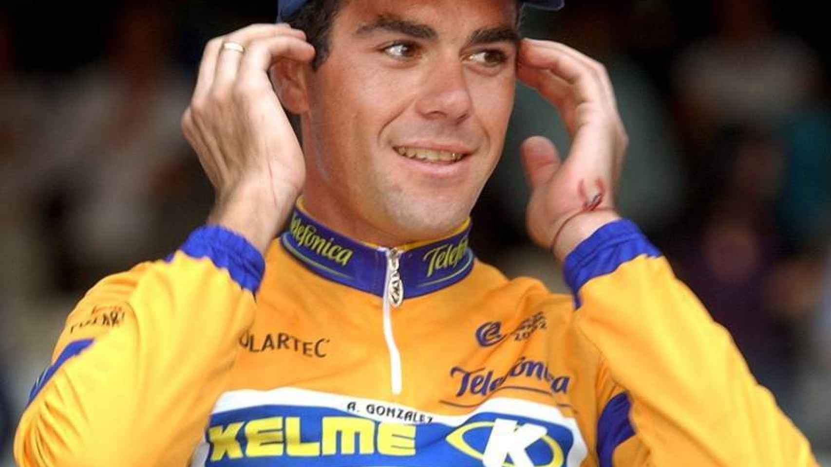 Aitor González, con el maillot de líder en La Vuelta 2002.