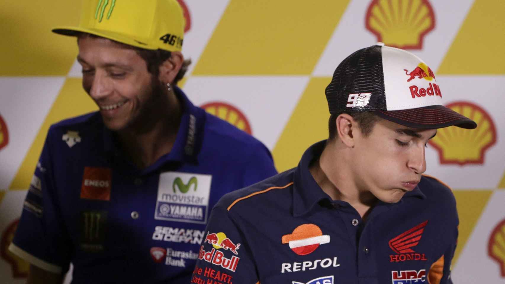 Márquez y Rossi se levantan de sus asientos tras la rueda de prensa del GP de Malasia.