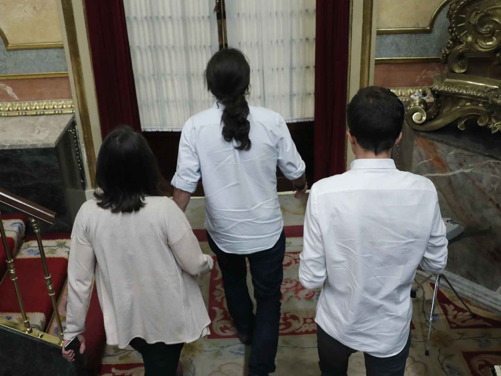 Pablo Iglesias (c), Íñigo Errejón (d) y la diputada Irene Montero (i), abandonan el hemiciclo.