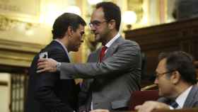 Pedro Sánchez (i) saluda al portavoz del grupo parlamentario socialista, Antonio Hernando.