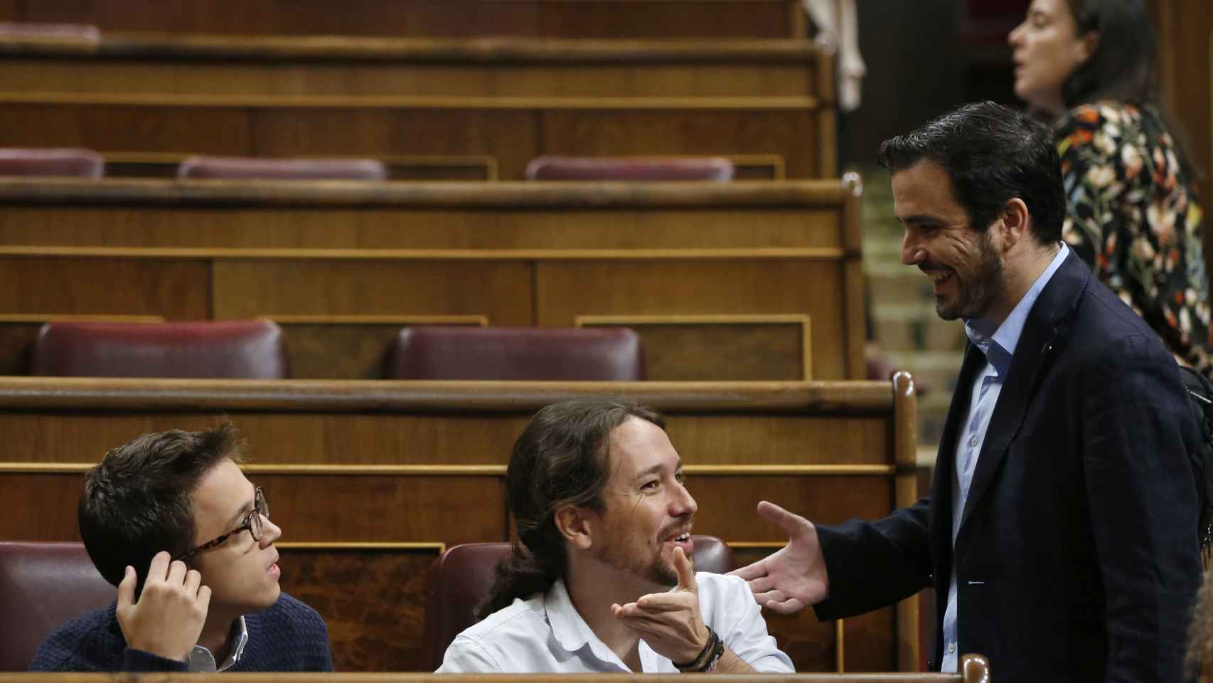 Alberto Garzón conversa con Pablo Iglesias e Íñigo Errejón.