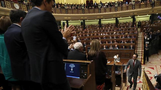 Los diputados del grupo socialista aplauden a Antonio Hernando este jueves.