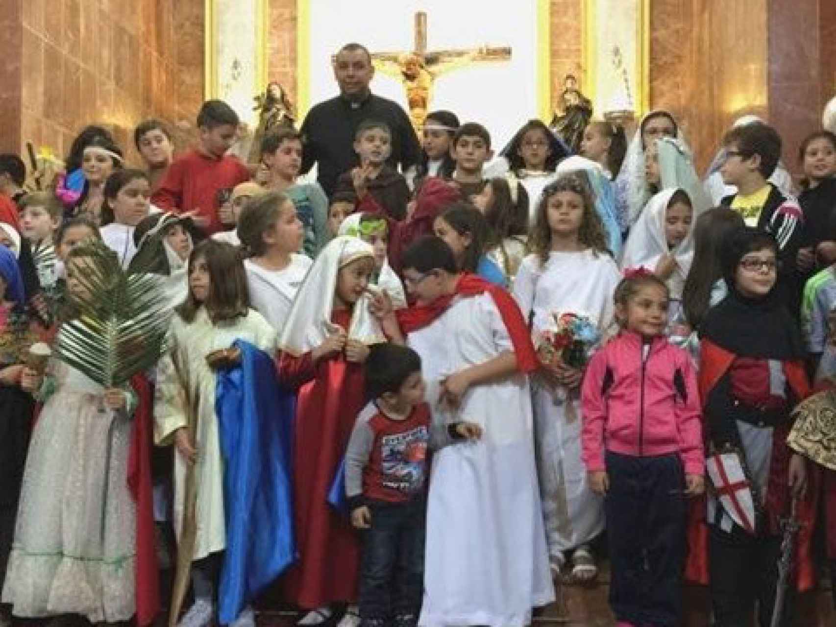 Celebración de Holywins con niños disfrazados de santos.