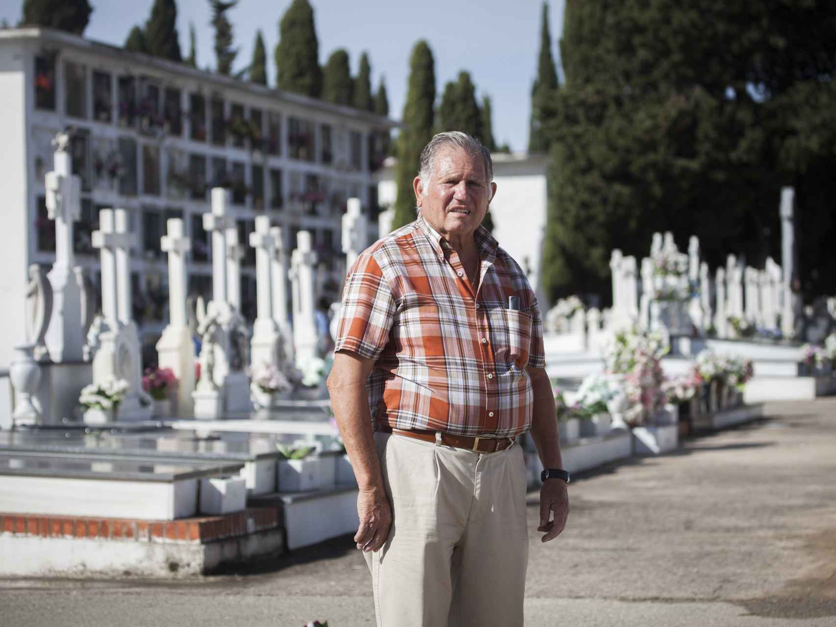 Paco Peña, jubilado que trabajó durante 27 años en una funeraria, trasladó el féretro de Juan Holgado hasta el cementerio de Jerez.