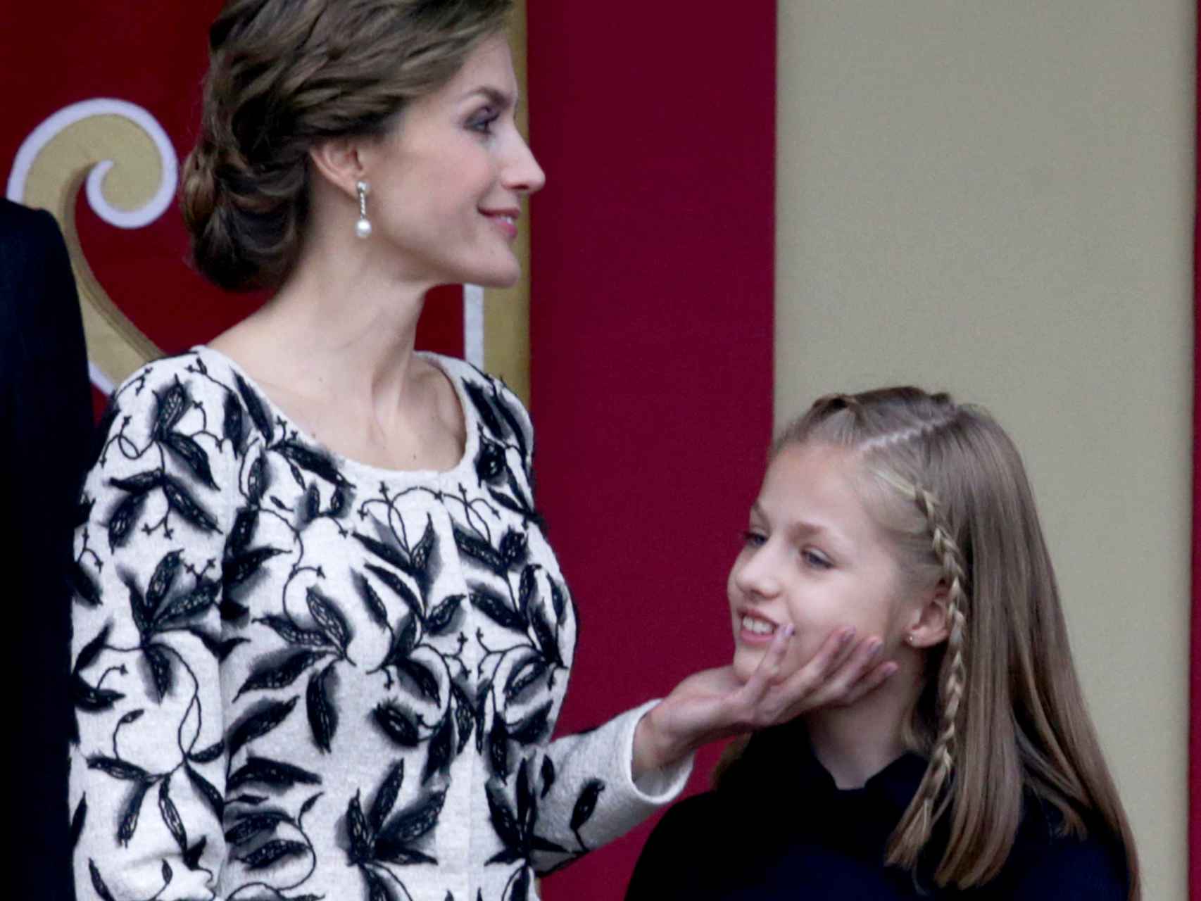 La reina Letizia acaricia a su hija mayor durante el desfile de la Fiesta Nacional.