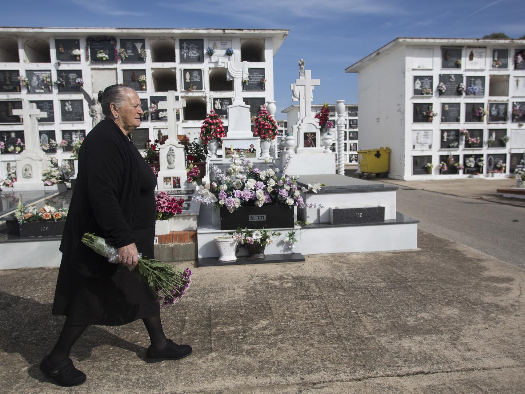 Antonia Castro sigue acudiendo cada día a visitar la tumba de su hijo en el cementerio de Jerez.