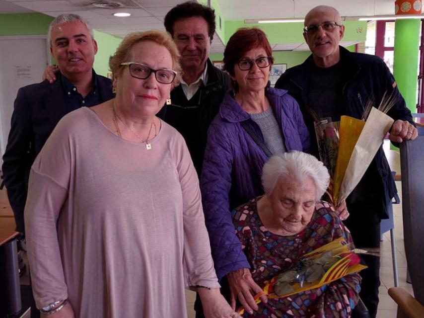 Ana María Vela, junto a su familia y allegados.