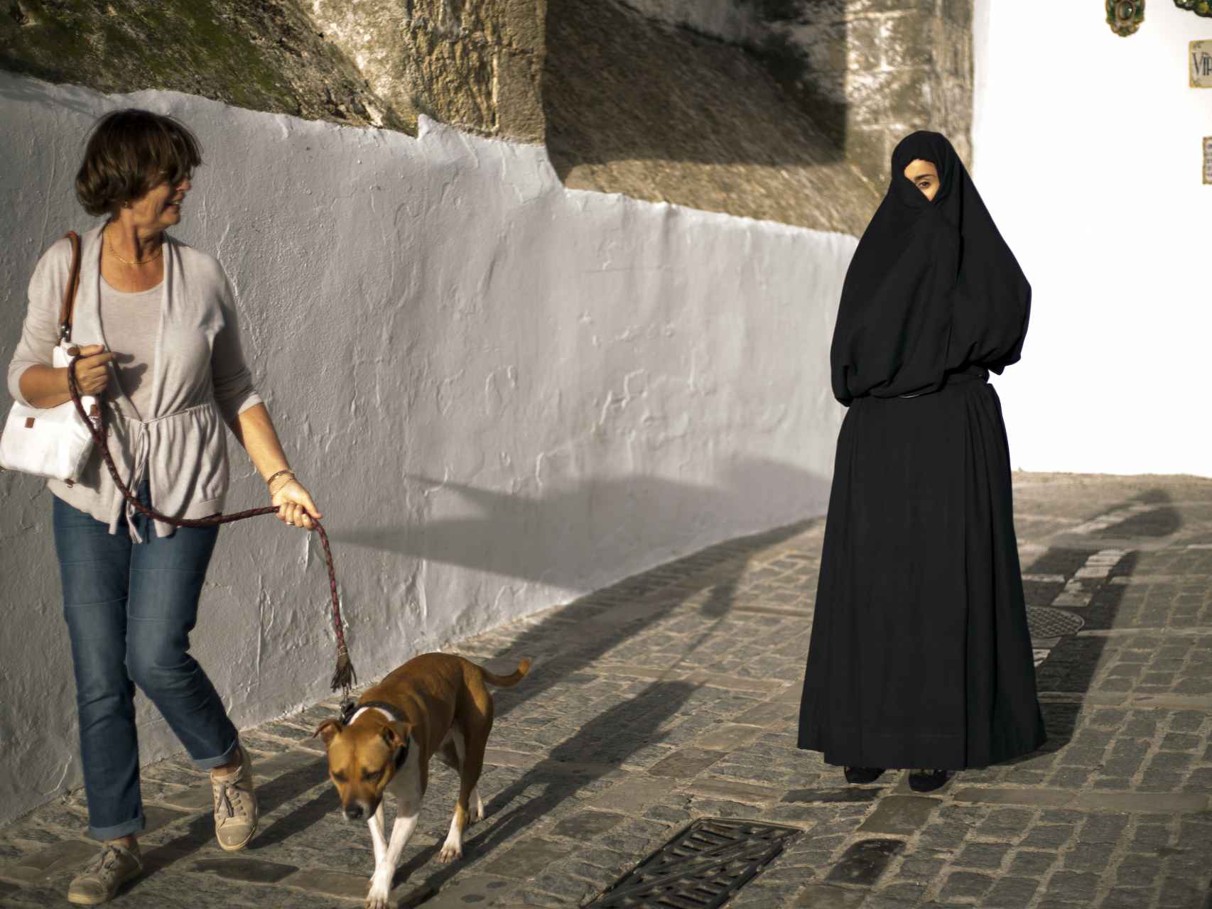 Los turistas que llegan al pueblo se sorprenden por el parecido del atuendo al burka, aunque sus orígenes son dispares. Entre la población local se ve con normalidad.