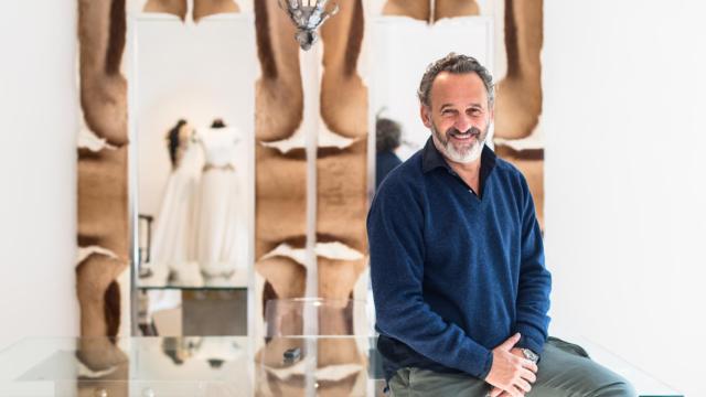 El diseñador posa para EL ESPAÑOL delante de un espejo de su atelier decorado por él mismo.