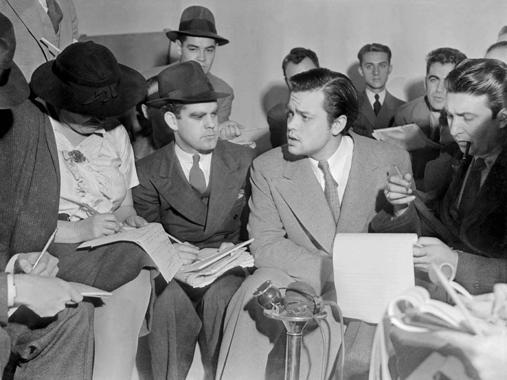 Orson Welles explicando a los periodistas que no tenía intención de sembrar el pánico.