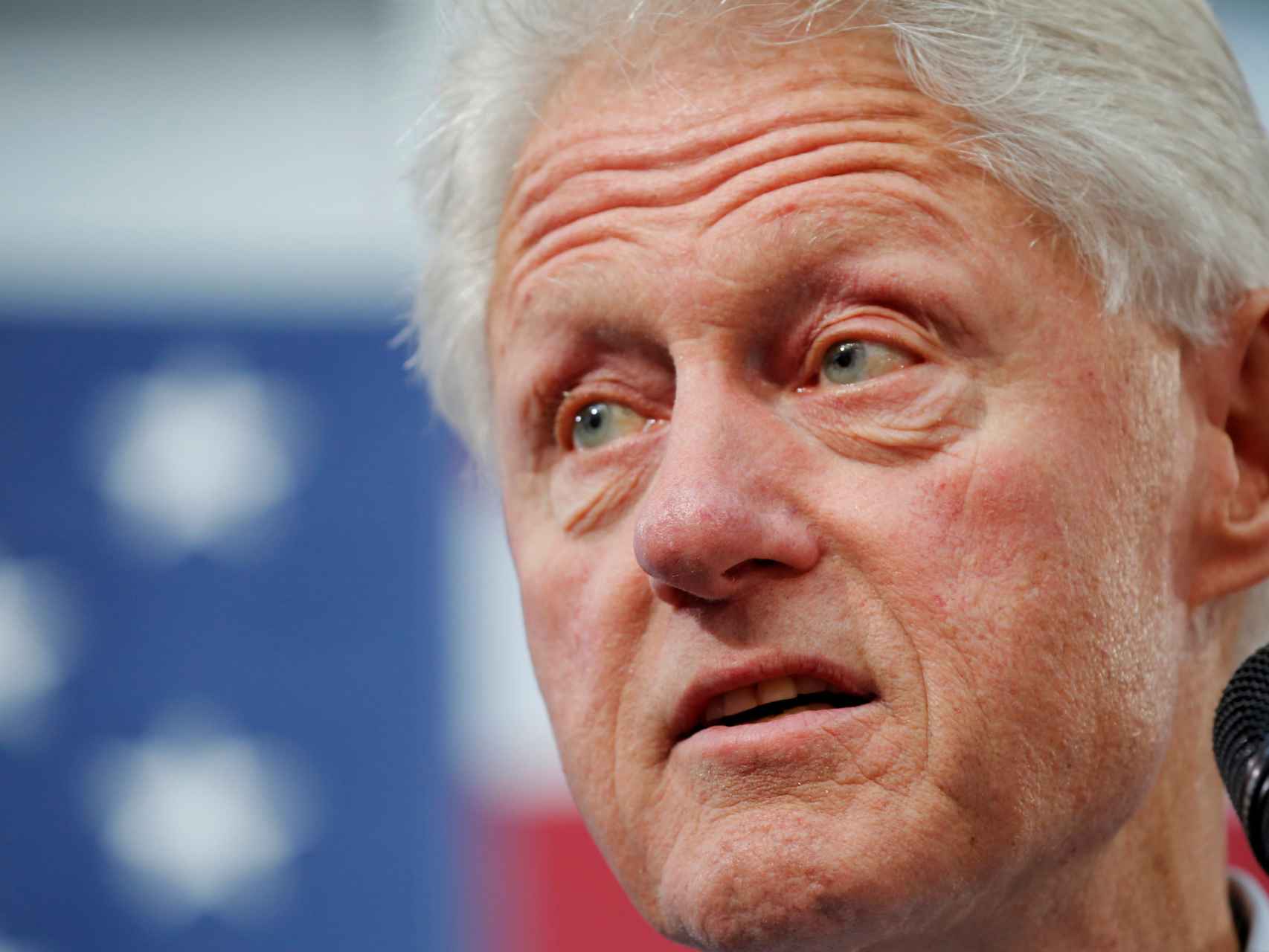 Bill Clinton dio discursos pagados a donantes de su fundación, según documentos filtrados.