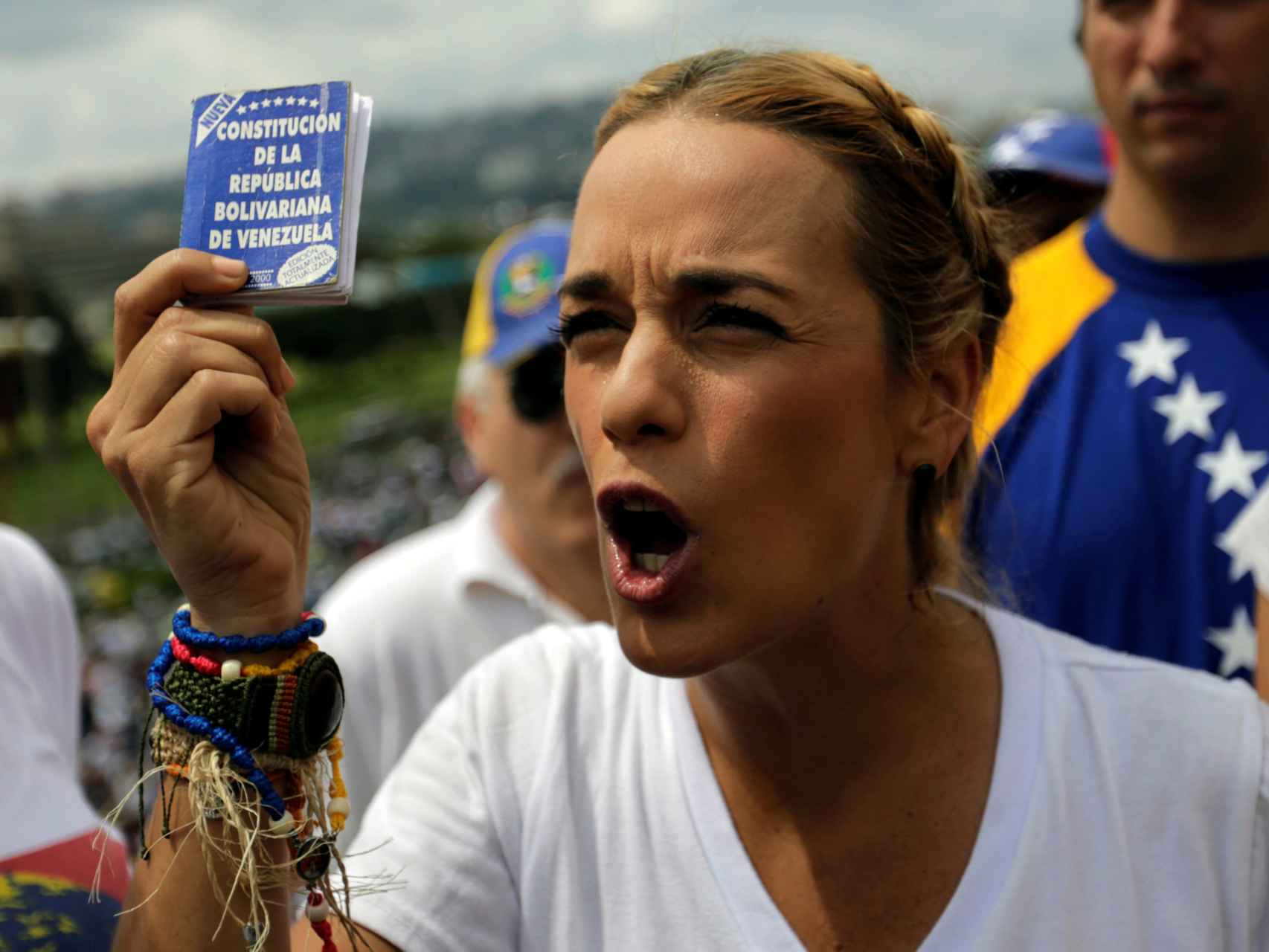 Tintori muestra un ejemplar de la constitución venezolana, que la oposición denuncia vulnerada.