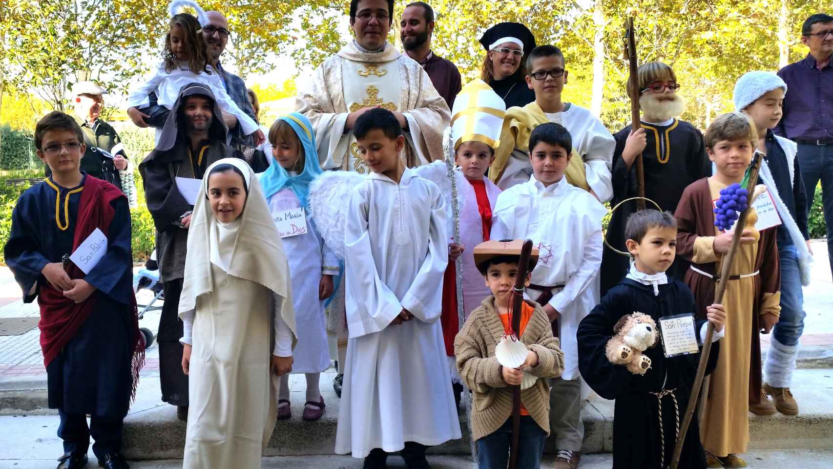 Varios niños disfrazados de santos celebran la nueva festividad de Holywins.