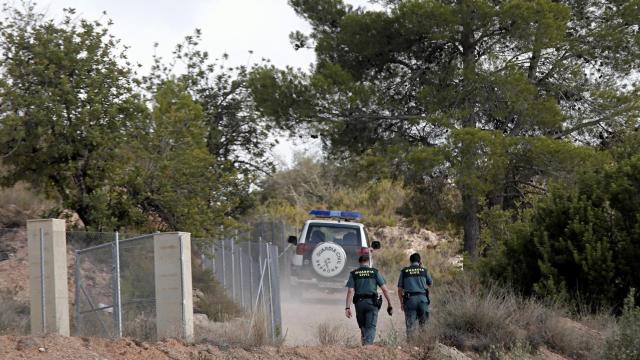Agentes de la Guardia Civil recorren el camino de acceso al lugar donde se encontró el cuerpo.