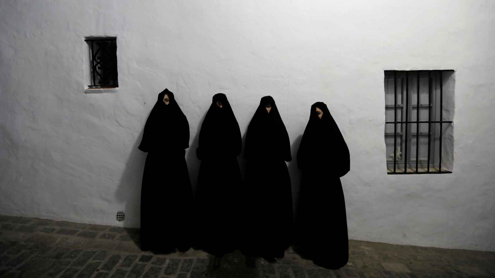 Cuatro mujeres con esta prenda en las calles de la localidad gaditana.