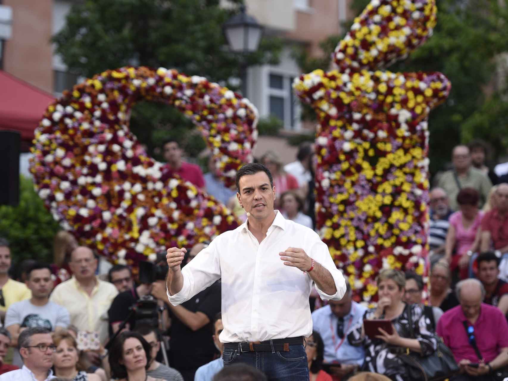Pedro Sánchez con camisa blanca remangada durante la campaña de junio de 2016