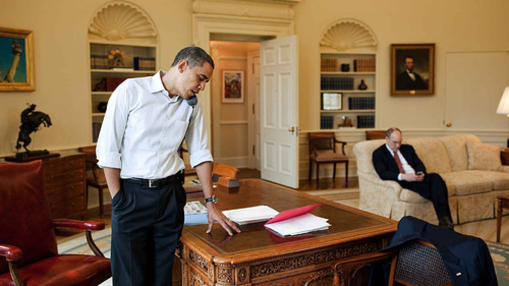 Obama fue uno de los primeros líderes políticos en remangarse la camisa y quitarse la corbata