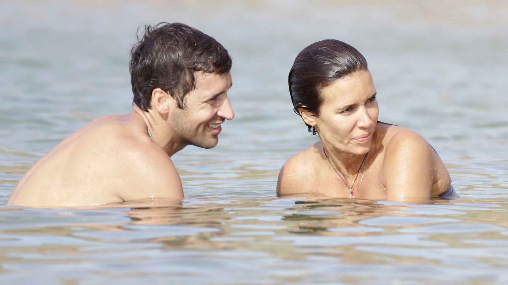 El futbolista Raúl González y su mujer, la exmodelo Mamen Sanz, durante unas vacaciones en Menorca.